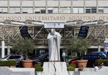 El Vaticano confirmó que la operación del pontífice fue un éxito y sin complicaciones. Mientras evoluciona en el hospital Gemelli de Roma, se leyó su mensaje sobre el futuro de las familias en la Plaza de San Pedro.