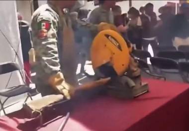 Dos civiles resultaron lesionados cuando una escopeta detonó durante su destrucción en una jornada de desarme de la Sedena en Tzintzuntzan, Michoacán.