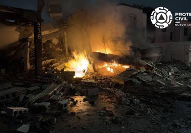 Un incendio y explosión aparentemente causado por pirotecnia mantiene una moviización la noche de este viernes en los límites de Apodaca y Pesquería, Nuevo León.