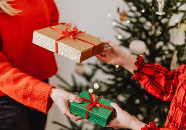 Los juegos con regalos se han convertido en una tradición popular de Nochebuena, al fomentar la convivencia, la participación y la creación de recuerdos compartidos entre familias y amigos durante las celebraciones decembrinas.