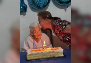 Internet y TikTok están de luto, luego que se confirmó el fallecimiento de la adulta mayor que se convirtió en todo un fenómeno, al ser reconocida por el popular meme de “Apaga la vela”.