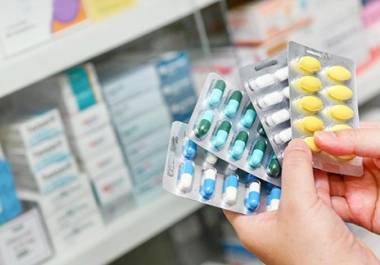 El dolor de cabeza es una de las molestias más comunes entre la población. Ante este problema, muchas personas recurren al ibuprofeno o al paracetamol, dos medicamentos ampliamente utilizados.