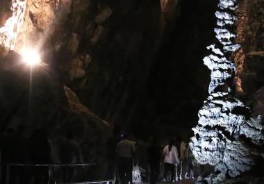 Un testimonio difundido por el periodista Óscar Balderas expone un presunto esquema de secuestro y extorsión contra turistas en las Grutas de Cacahuamilpa.