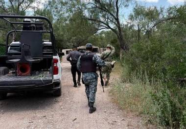 Elementos de la Agencia de Investigación Criminal, Guardia Nacional, Ejército Mexicano y Policía Civil Coahuila desplegaron un operativo en la zona del ejido San Isidro tras el reporte de presuntas detonaciones de arma de fuego contra trabajadores estadounidenses.