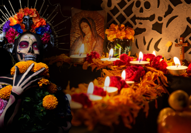 Cada 1 y 2 de noviembre, el Día de Muertos honra a los seres queridos que partieron, reuniendo a familias mexicanas alrededor de altares llenos de flores, velas y recuerdos