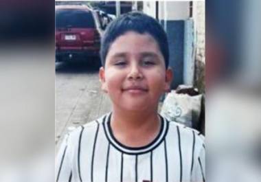 El menor de ocho años está desaparecido tras presuntamente haber sufrido junto a sus abuelos el robo del tractocamión en el que viajaban