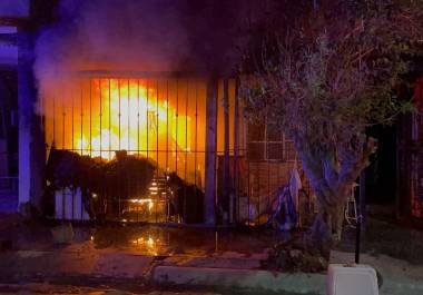 Habitantes fueron auxiliados por vecinos tras registrarse el fuego en una vivienda.