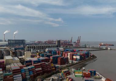 El flujo de contenedores y mercancías chinas hacia Medio Oriente enfrenta una parálisis logística debido al cierre de rutas estratégicas y el recrudecimiento del conflicto.