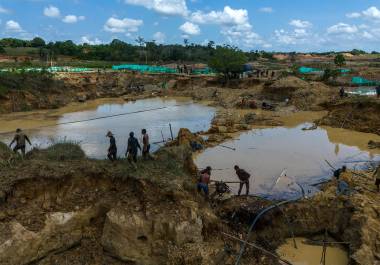 Mineros trabajan en un yacimiento ilegal de oro dentro de la base militar del Batallón de Fusileros 31 en Caucasia, Colombia.