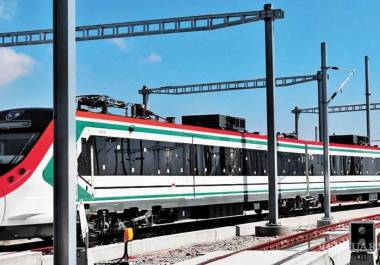 l proyecto del tren de pasajeros que anunció el gobierno federal, que irá de la Ciudad de México a Nuevo Laredo arrancará su construcción en 2025 a nivel local, y se realizará en dos frentes Saltillo-Monterrey y Monterrey-Nuevo Laredo.