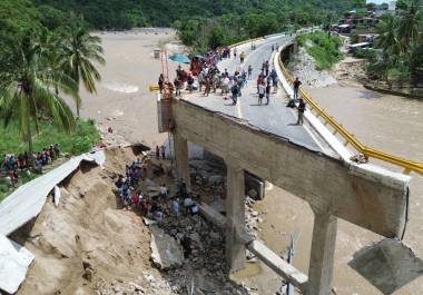 Más de 10 mil habitantes del filo mayor de la Sierra de Guerrero se encuentran aislados por la destrucción de sus caminos, sin víveres ni agua potable