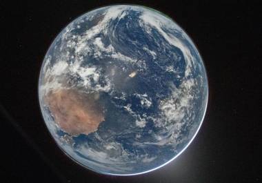 La NASA publicó este viernes las primeras fotografías de la Tierra tomadas por la tripulación de Artemis II, horas después de que la misión abandonara la órbita terrestre.