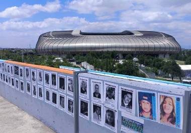 Familiares de víctimas de desaparición colocaron cárteles con los rostros de sus seres queridos en el puente peatonal ubicado frente al Estadio Monterrey, donde se jugarán los partidos del Mundial en Nuevo León.