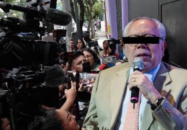 El productor Luis de Llano, fue arrestado y llevado al Centro especializado para adolescentes “San Fernando”, luego de no cumplir con la disculpa pública hacia Sasha Sokol, cantante y actriz mexicana, esto derivado de un proceso civil vigente.