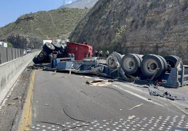El accidente obligó al cierre de la circulación en dirección de Matehuala hacia Saltillo, mientras equipos de auxilio y autoridades realizaban maniobras para retirar las unidades siniestradas.