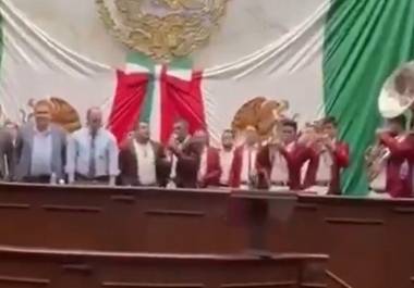 Autoridades de Michoacán investigan la interpretación de un narcocorrido en el Congreso estatal durante evento del Día del Padre; analizan posible apología del delito en recinto legislativo.