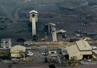 Las familias de los mineros encuentran nueva esperanza con la localización de 13 restos en la mina.