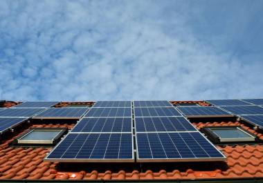 La instalación de paneles solares en hogares de tres recámaras puede reducir drásticamente las facturas de electricidad, con una recuperación de inversión en tres a cuatro años.