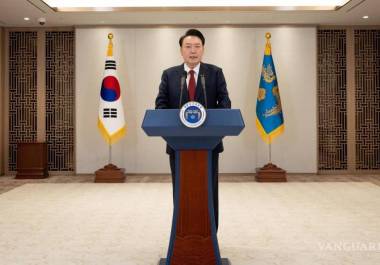 A temprana hora del domingo en Corea del Sur, el presidente Yoon Suk-yeol, quien ya había sido separado de su cargo, fue formalmente detenido.