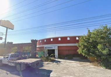 El cuerpo fue encontrado en una habitación del Motel Nueva Castilla; la Fiscalía de Nuevo León investiga la causa de la muerte mediante la autopsia.