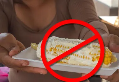 La Plaza de Armas de Cuernavaca, Morelos, aparte del color y tradición, está marcada por la prohibición de uno de los antojitos mexicanos más populares: vender elotes preparados.