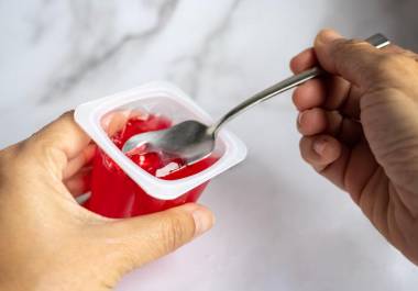 Darán un plazo de dos años a productores para que sustituyan el colorante en sus fórmulas.