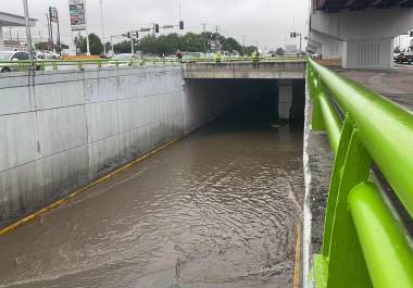 La acumulación de agua debido al bloqueo de las rejillas pluviales causó una obstrucción significativa en la circulación.