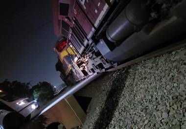 El hombre fue trasladado en código rojo a un hospital para recibir atención médica especializada tras las severas lesiones sufridas.