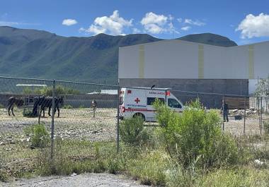 El accidente ocurrió en un terreno ubicado en el cruce de Antonio Cárdenas y el bulevar Teresitas, donde el afectado fue atendido inicialmente por socorristas antes de ser llevado al IMSS.