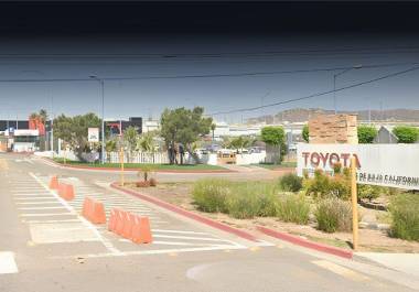 Economía desmintió que Toyota abandone México y aclaró que solo trasladará gradualmente parte de la producción de la Tacoma a EU.