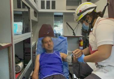 Antonio ¨N¨, de 59 años, recibió atención por parte de paramédicos de la Cruz Roja luego de presentar lesiones en el rostro y sangrado nasal derivado de la presunta agresión ocurrida al interior de su vivienda.