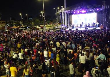Miles de familias acudieron a los conciertos organizados por el Gobierno Municipal de Saltillo para celebrar el Día de las Madres en distintos sectores de la ciudad.