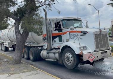 Una pipa con más de 55 mil litros de combustible, sospechosa de “huachicoleo”, fue detenida por elementos de la policía estatal.