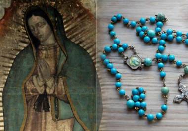 El manto representa el cielo, tiene 46 estrellas y, supuestamente, forman la constelación del día de la aparición de la virgen.