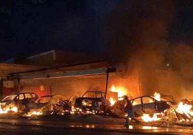 Un incendio registrado durante la madrugada consumió al menos 12 vehículos que se encontraban en el exterior de un negocio de autopartes ubicado sobre el bulevar Otilio González, lo que provocó una intensa movilización de cuerpos de emergencia.