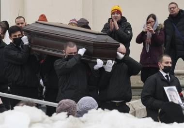 El entierro se produjo tras un apresurado funeral en la Iglesia del Icono de la Madre de Dios Calma Mis Dolores, al que asistieron unos cientos de familiares y amigos de Navalny.
