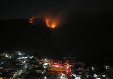 Derivado de fuertes rachas de viento y clima seco de más de 30 grados en el área metropolitana de Monterrey, provocó un incendio en terrenos baldíos en los límites del municipio de Santa Catarina y García, durante la tarde del martes, así mismo se registra un incendio en el cerro del Topo Chico, siendo sofocado casi en su totalidad. Bomberos y Protección Civil del estado de Nuevo León acudieron a los siniestros que están siendo atendidos. No se registran heridos.