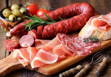 Los embutidos como salchicha, jamón y chorizo son alimentos comunes en la dieta diaria, pero especialistas advierten sobre sus posibles efectos negativos en la salud cuando se consumen con frecuencia.