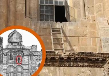 Una simple escalera de madera permanece en la fachada de la Iglesia del Santo Sepulcro desde hace tres siglos. Este objeto, aparentemente ordinario, es en realidad un símbolo de complejas disputas religiosas.