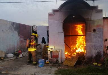 El fuego consumió un colchón, ropa y diversos objetos almacenados en una de las habitaciones.