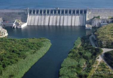 La presa La Amistad, que solía ser punto de atracción turística en Ciudad Acuña, enfrenta una disminución severa en su nivel, afectando el abasto de agua y la economía local.