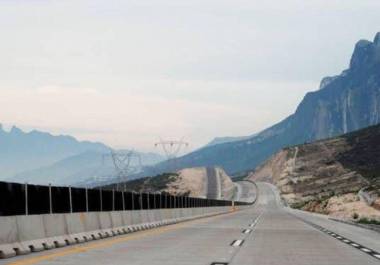 Aunque las vialidades como la autopista Saltillo-Monterrey operan con normalidad, se recomienda precaución debido a las condiciones climáticas cambiantes.