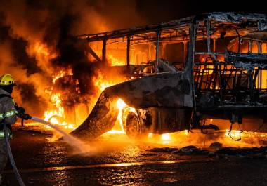 Autoridades investigan el origen del siniestro y no descartan que el autobús haya sido incendiado de manera intencional.