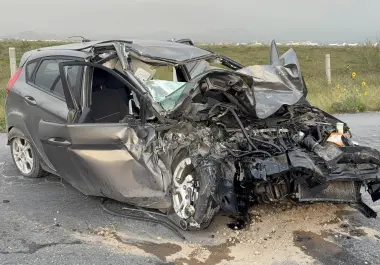 El automóvil particular terminó sobre los carriles que conducen hacia Arteaga, después del impacto.