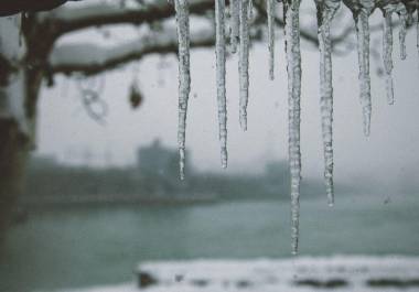 El SMN alertó por los efectos del frente frío número 27, que provoca lluvias intensas, vientos extremos, posible nieve y un marcado descenso de temperaturas en gran parte del país.