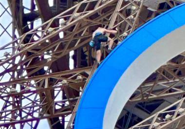 Un hombre ha sido detenido esta tarde cuando escalaba la Torre Eiffel a unas horas de la ceremonia de clausura de los Juegos Olímpicos de París 2024.