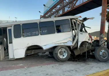 La unidad quedó destrozada tras impactarse contra el puente y derribar una palmera en el bulevar Miguel Ramos Arizpe.