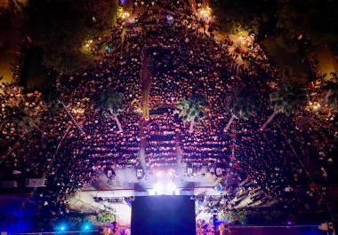 Tropicalísimo Apache cerró la primera noche del festival con un concierto que puso a bailar a los asistentes.