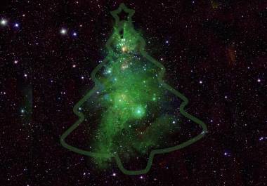 Pino Cósmico, es como llamó la NASA al fenómeno de estrellas que forman la figura; el gas que hay alrededor de ellas, ayuda a generar el tono verde.