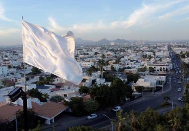 En tres meses suman más de mil las víctimas de asesinato o desaparición en Culiacán, Sinaloa. Las pérdidas económicas provocadas por la batalla entre La Chapiza y La Mayiza se cuentan por miles de millones de pesos. La mayoría de la gente ha optado por encerrarse cuando el sol se pone.